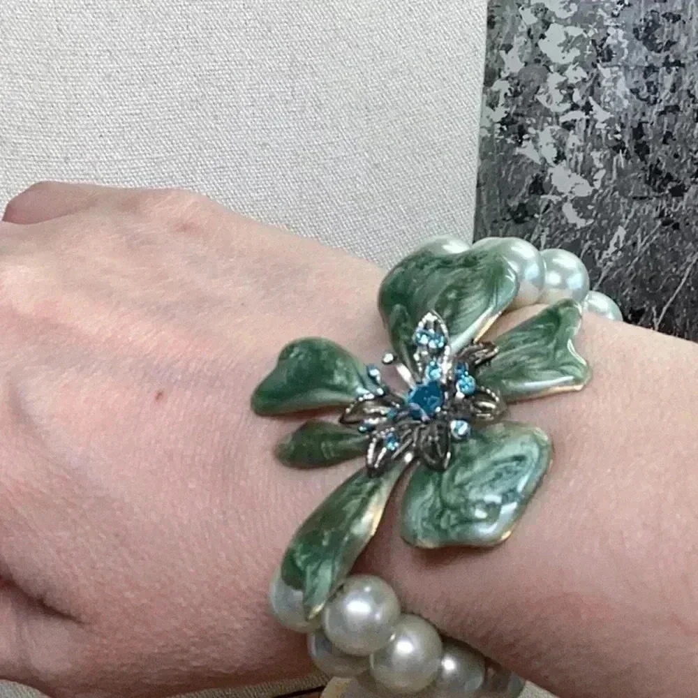 Green Enamel Flower Bracelet with Blue Rhinestone detail and Green Glass Beads - Picture 3 of 5